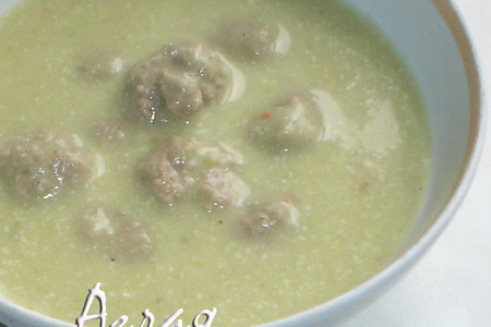 Фото к рецепту: Суп сливочный с брокколи и фрикадельками