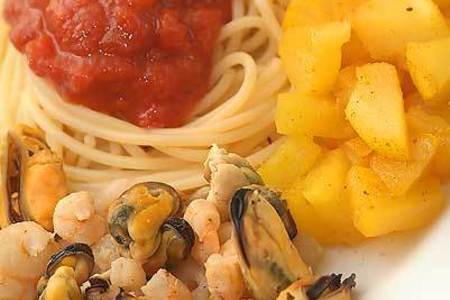 Фото к рецепту: Спагетти в морской тематике с грушей