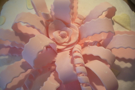 Фото к рецепту: Украшение тортов.бант с розой из мастики.
