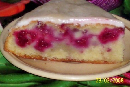 Фото к рецепту: Сметанный пирог с малиной