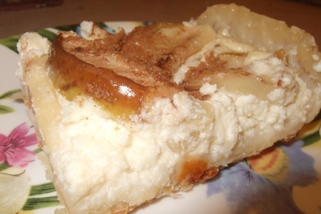 Фото к рецепту: Пирог из слоеного теста с творогом и грушей