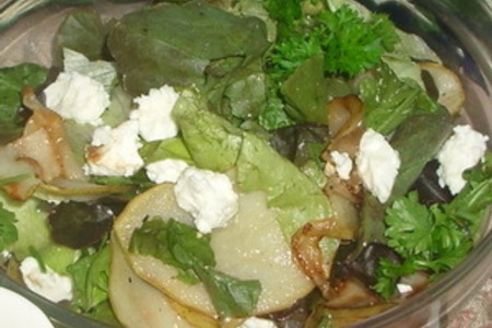 Фото к рецепту: Салат с жареной грушей и овечьим сыром.