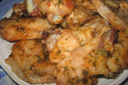 Фото к рецепту: Крылышки куриные в майонезно-укропном соусе.
