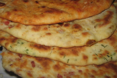 Фото к рецепту: Индийский хлеб с разными начинками.
