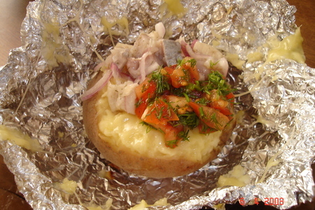 Фото к рецепту: Картошечка в фольге с сыром