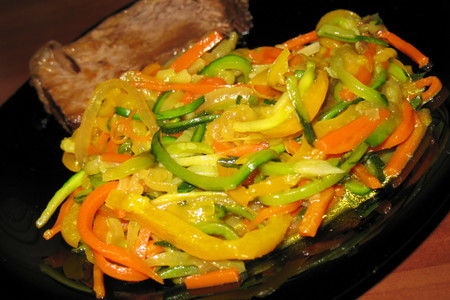 Фото к рецепту: "спагетти" из овощей