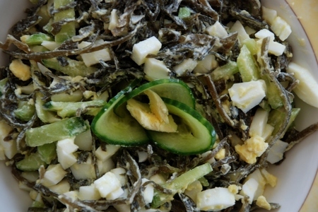 Фото к рецепту: Салат из морской капусты с перепелиными яйцами
