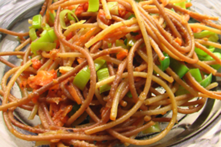 Фото к рецепту: Жареные спагетти с овощами