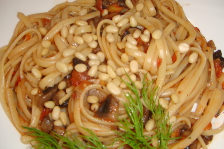 Фото к рецепту: Паста с овощами, грибами и кедровыми орешками