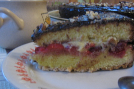 Бисквитный торт с вишней