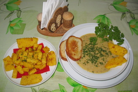 Фото к рецепту: Мамалыга с белым грибным соусом.