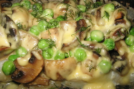 Фото к рецепту: Рыба  запеченная под шубой из грибов и свежего горошка.