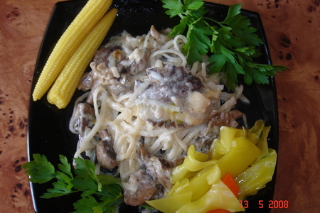 Фото к рецепту: Рисовая лапша в сливочно-грибном соусе