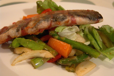 Фото к рецепту: Горячий салат с рыбой