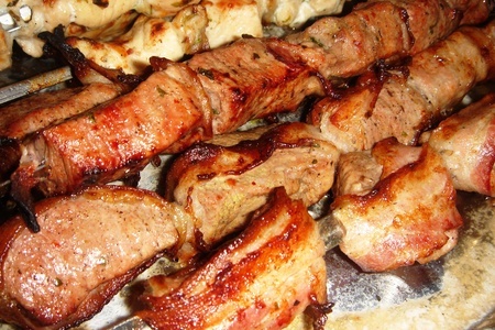 Фото к рецепту: Шашлык из мяса ягненка с беконом