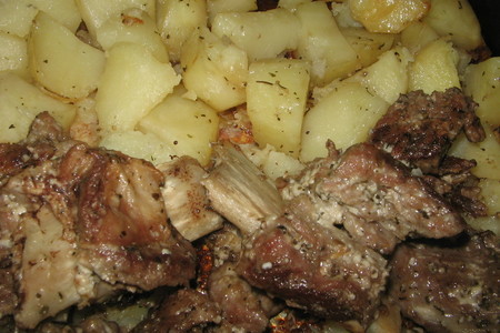Фото к рецепту: Маринованные рёбрышки запеченные с картошкой.