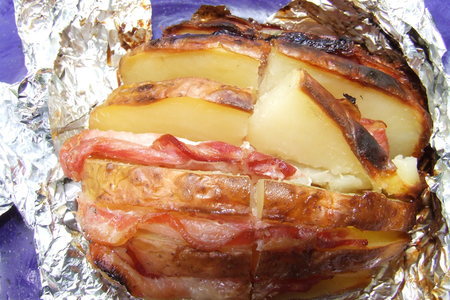 Для дачи - картошка с беконом, приготовленная на углях