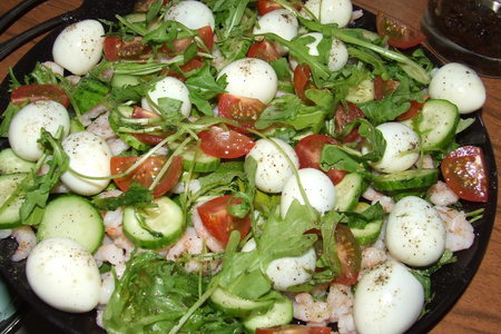 Фото к рецепту: Салат с креветками и перепелиными яйцами от bigi