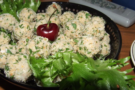Фото к рецепту: Шарики из копченой курицы с зеленью и острым зеленым перцем