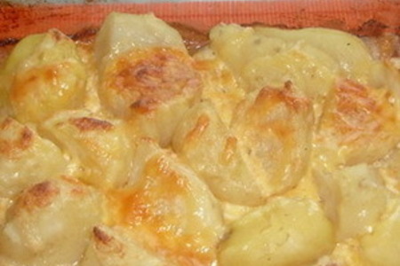 Печеный картофель под белым соусом