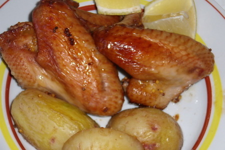 Фото к рецепту: Куриные крылышки в духовке с картофелем