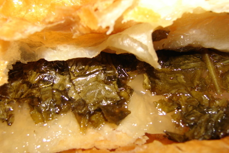 Фото к рецепту: Пирог из слоёного теста с щавелем