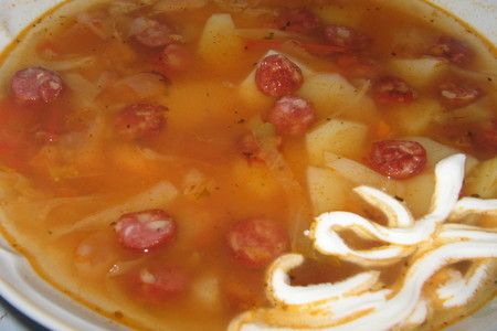 Фото к рецепту: Суп с охотничьими колбасками и фасолью.