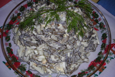 Салат из морской капусты с яйцами  и маринованными огурцами
