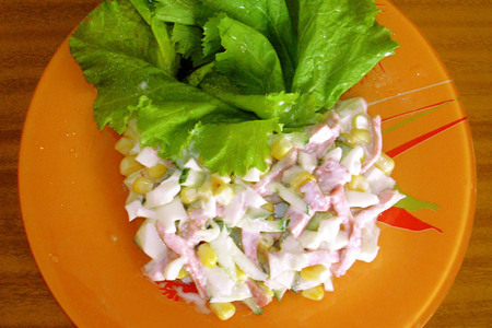 Фото к рецепту: Салатик с кукурузой и сервелатом
