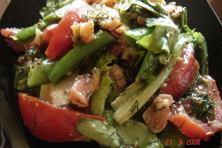 Фото к рецепту: Салат из молодого картофеля и семги с горчичной заправкой