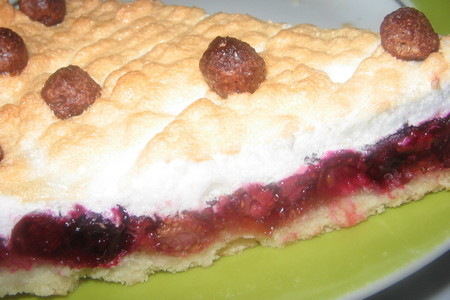 Фото к рецепту: Пирог ягодный с шапкой из белков.