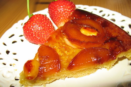 Фото к рецепту: Перевернутый пирог (tarte tatin) с абрикосами.