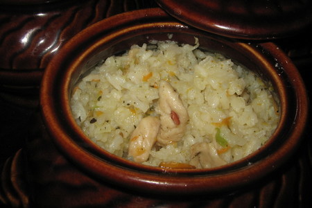 Фото к рецепту: Рис с курицей и капустой в горшочке.