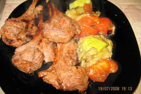 Фото к рецепту: Шашлык из баранины с теплым салатом.