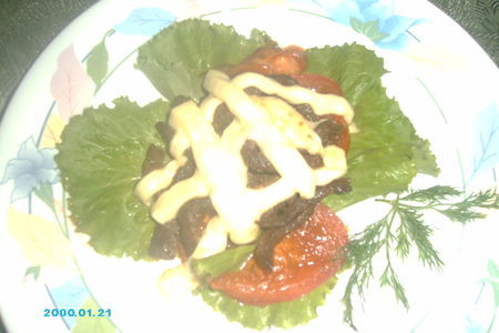 Фото к рецепту: Говядина, жареная соломкой с сыром и помидорами.