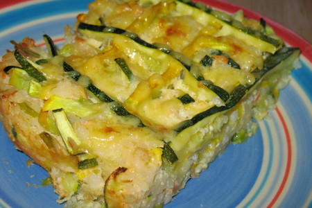 Фото к рецепту: Рисовая запеканка с кабачками и консервированной рыбкой.