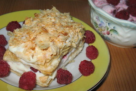 Фото к рецепту: Слоеные пирожные с малиной и рикоттой.