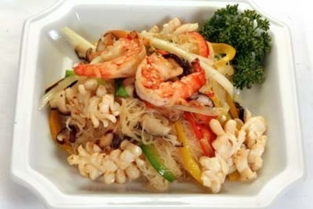Фото к рецепту: Рисовая лапша с морепродуктами