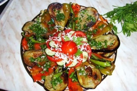 Фото к рецепту: Болгарский овощной салат (зеленчукова салата)
