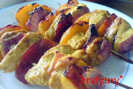 Фото к рецепту: Шашлык из курицы с персиками