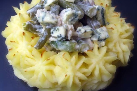 Фото к рецепту: Фрикасе из курочки с зеленой фасолью и голубым сыром