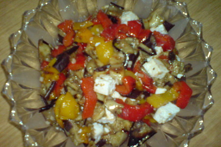 Фото к рецепту: Салат из запеченный перчиков и баклажана