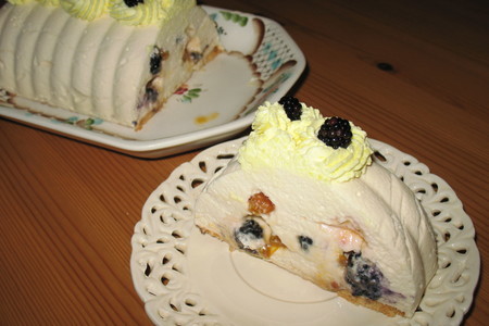 Фото к рецепту: Сырно-творожный десерт с ежевикой и морошкой.