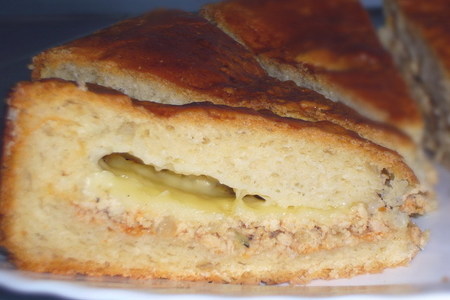 Фото к рецепту: Пирог с курицей и сыром