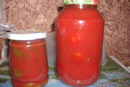 Фото к рецепту: Помидоры и огурцы в томатном соке