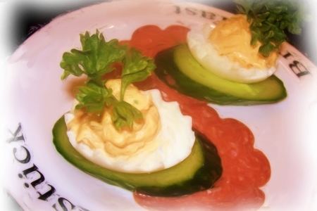 Фото к рецепту: Фаршированные яйца на завтрак