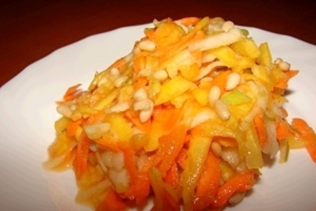 Фото к рецепту: Салат из тыквы с орешками и мёдом