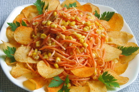 Фото к рецепту: Салат "маргаритка" с чипсами