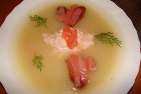 Фото к рецепту: Рыбный супчик с гренками и сливками