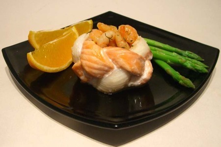 Фото к рецепту: Креветки с апельсиновым маслом в рыбном венке